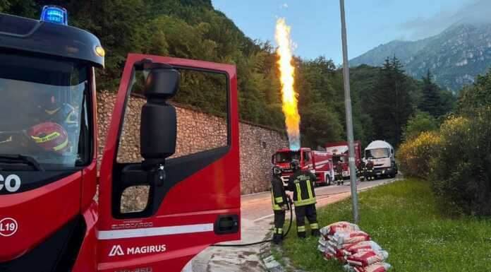 La vecchia Lecco-Ballabio riaperta dopo una notte di lavoro dei Vigili del Fuoco camion_ribaltato_lecco_ballabio_recupero_20240604