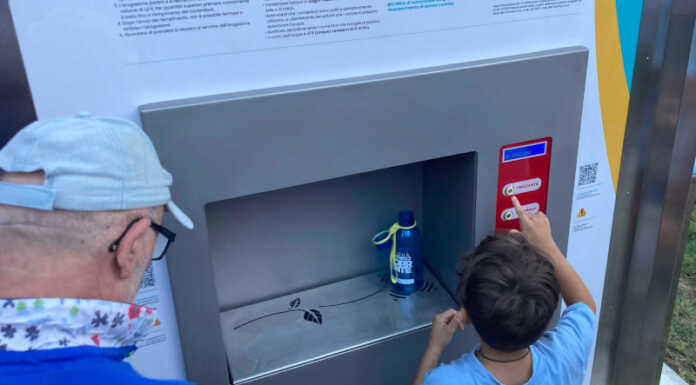 Merate, con il comitato Viale Verdi in omaggio le tessere della casetta dell’acqua casetta acqua generica lario reti holding