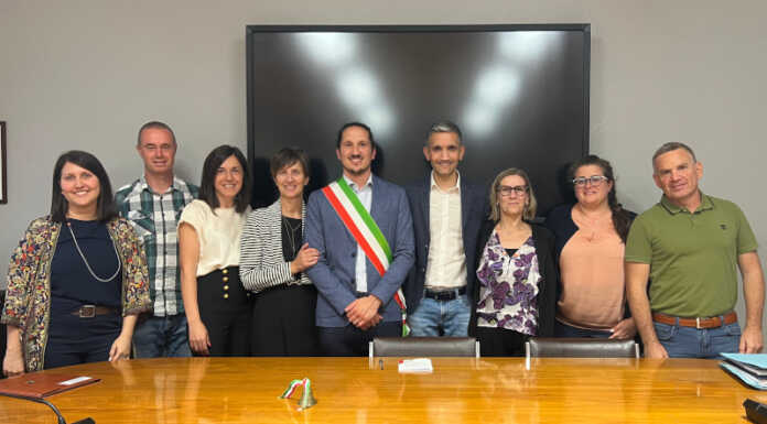 Valgreghentino. Primo Consiglio Comunale di insediamento per la nuova amministrazione Il sindaco Matteo Colombo col gruppo di maggioranza