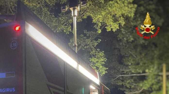 Auto si ribalta nella notte a Garlate, intervengono i Vigili del Fuoco incidente garlate