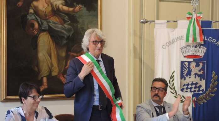 Malgrate. Peccati giura (con qualche ‘frecciata’ alla minoranza): “Un onore indossare la fascia” michele peccati-sindaco di malgrate