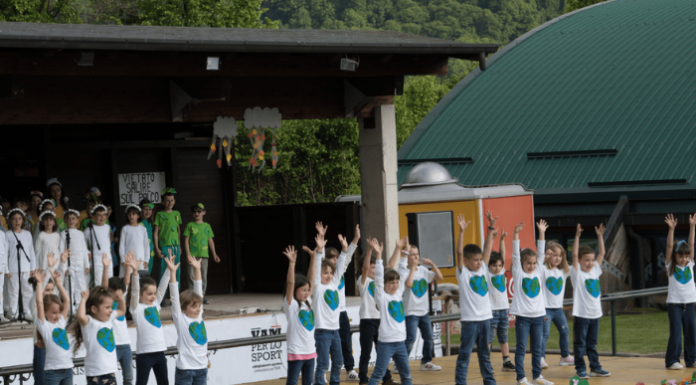 Accademia Musicale Valsassina, spettacolo di canti e balli della scuola primaria di Cassina