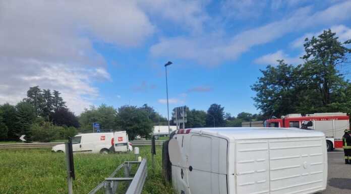 Osnago, scontro tra auto e furgone sulla Provinciale, due feriti incidente osnago