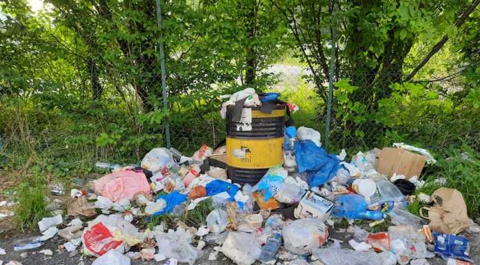 Brivio, le foto denuncia: “Via Cartiera una discarica a cielo aperto” rifiuti via cartiera brivio