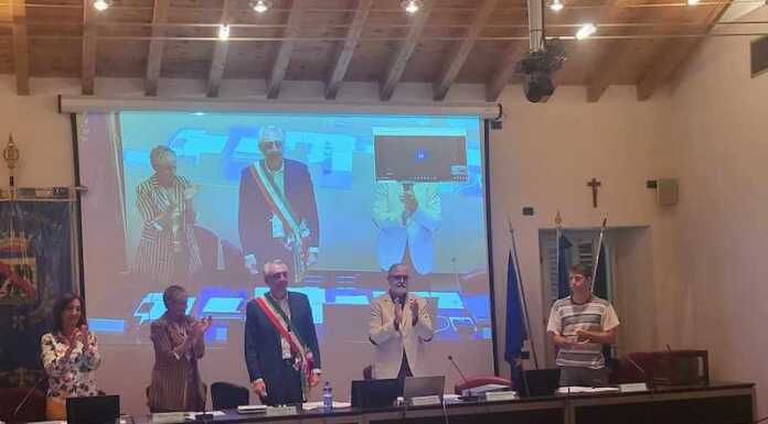 Valmadrera, il sindaco Colombo giura, insediato il consiglio comunale giuramento sindaco cesare colombo