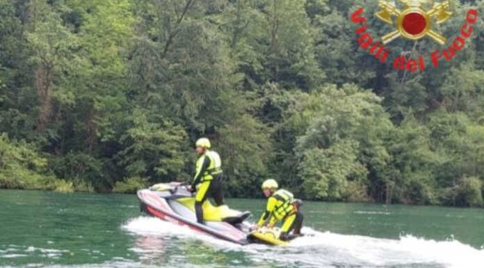 Si rovescia con la canoa nell’Adda, recuperato un uomo di 47 anni vigili del fuoco moto d'acqua