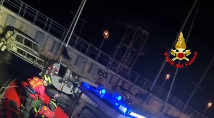 Maltempo. Due interventi dei VVF notte per imbarcazioni in difficoltà vvf barche soccorso lago maltempo
