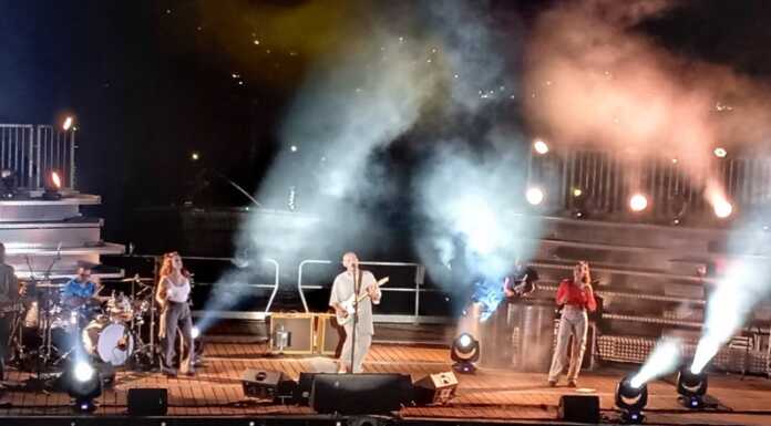 La Lake Arena piace: il palco galleggiante incanta 7 mila spettatori Alex Britti concerto Lake Arena Sound of Lecco