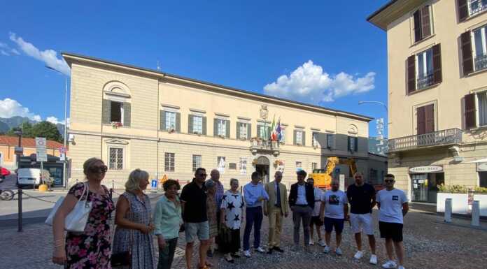 Lecco. Sicurezza in centro, flash mob della minoranza: “E’ tempo di agire” Flash mob opposizioni Lecco sicurezza