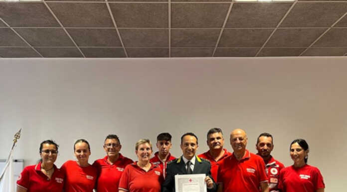 CRI Lecco e Guardia di Finanza, scambio di doni in nome del bene Croce Rossa Lecco Guardia Finanza consegna benemerenze