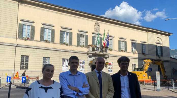 Comune e Linee Lecco, le opposizioni all’attacco: “Il vero problema non è risolto” Flash mob opposizioni Lecco sicurezza