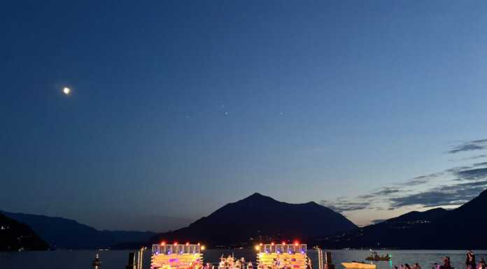 Bellano, dopo il successo dell’esordio torna il Palco Galleggiante per 3 nuovi spettacoli Palco galleggiante Bellano