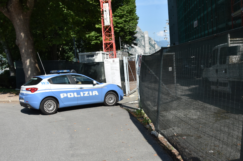 La Polizia nel cantiere dell'ex tribunale di Lecco