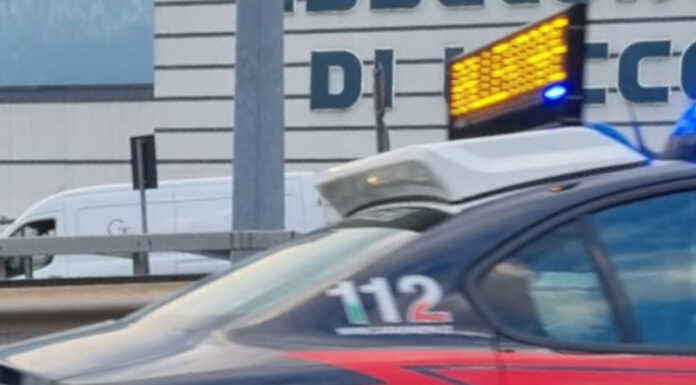 Uomo mezzo nudo sul terzo ponte, chiusa la SS36 per bloccarlo Carabinieri