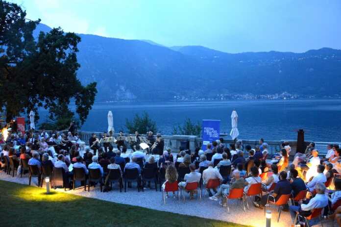 Orchestra e pubblico al festival di Bellagio e del Lago di Como
