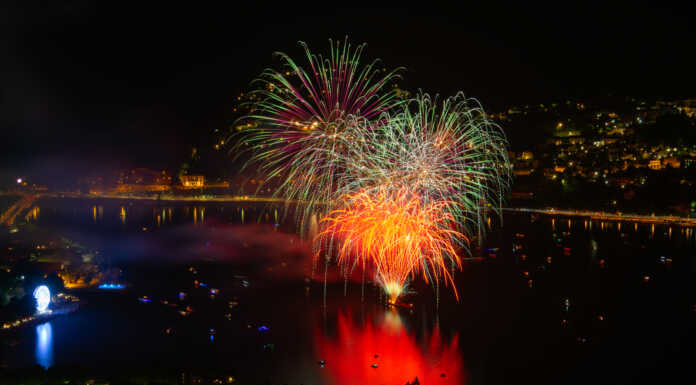 Dal San Martino lo spettacolo dei fuochi, le suggestive foto di Matteo Ratti Fuochi Lecco 2024 copertina