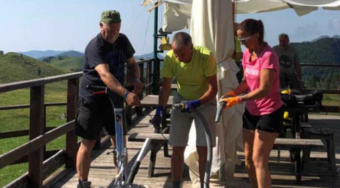 Il Rifugio Sassi-Castelli si rifà il look, ritinteggiata la terrazza in legno I lavori di manutenzione al Sassi Castelli