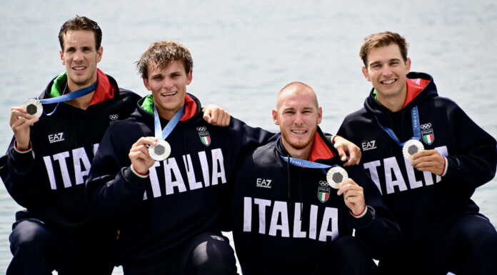 Trionfo Azzurro: Mandello festeggia l’Argento Olimpico di Andrea Panizza Il 4 di coppia azzurro, il mandellese Andrea Panizza (secondo da sinistra) con la medaglia d'argento al collo (ph Canottaggio.org / Mimmo Perna)