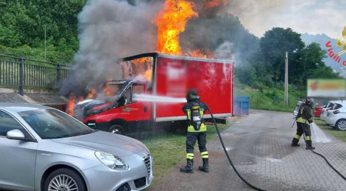 Furgone a fuoco in via Roma a Pescate