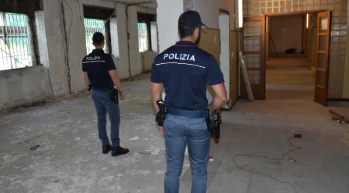 Balordi nel cantiere dell’ex Tribunale di Lecco, le forze dell’ordine bonificano l’area La Polizia nel cantiere dell'ex tribunale di Lecco