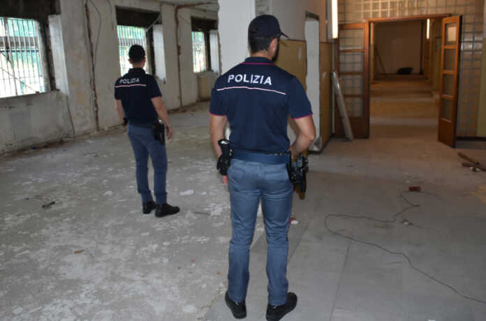 La Polizia nel cantiere dell'ex tribunale di Lecco