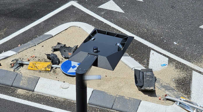 Merate, auto abbatte la segnaletica stradale alla rotonda di viale Verdi