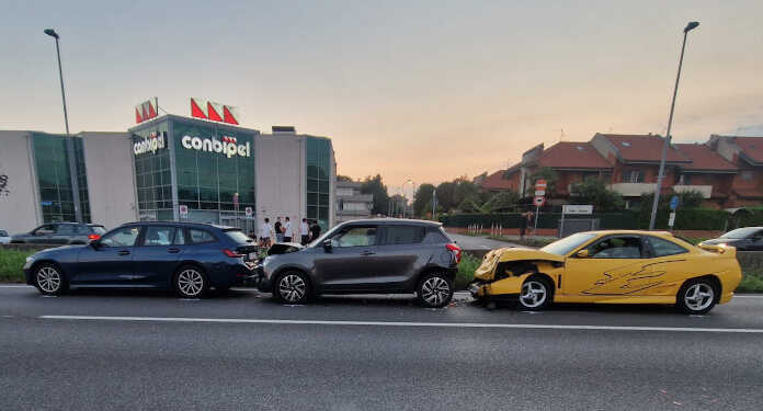 Osnago, tamponamento a catena in via Statale: sei persone coinvolte