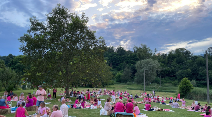 Agatha in cammino. La magia del Pink Nic inonda le rive del Lago di Oggiono