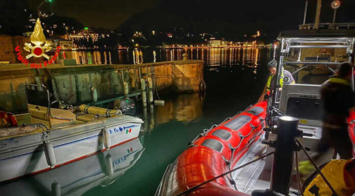 Barca in avaria di fronte al Moregallo, intervenuti i Vigili del Fuoco Barca avaria Moregallo Vigili del Fuoco