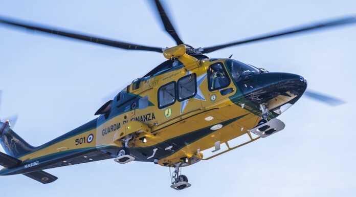 Menaggio. Si tuffa nel lago e non riemerge, giovane turista ritrovato morto elicottero guardia di finanza