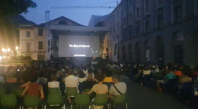 ‘Ma che film la vita!’ ultimo appuntamento in Piazza Garibaldi con “Povere Creature” lecco cineforum