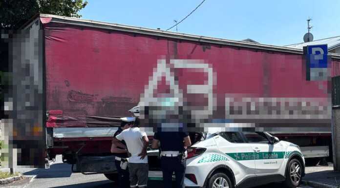 Bilico incastrato ad Acquate, servono i Vigili del Fuoco