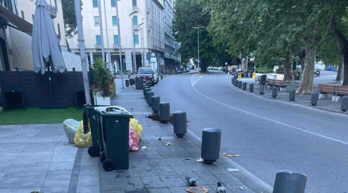 Bidoni rovesciati e una rissa in via Cavour. Notte movimentata in centro vandalismi centro lecco