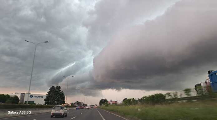 Una foto emblematica del maltempo che sta colpendo la Lombardia maltempo ss36 seregno