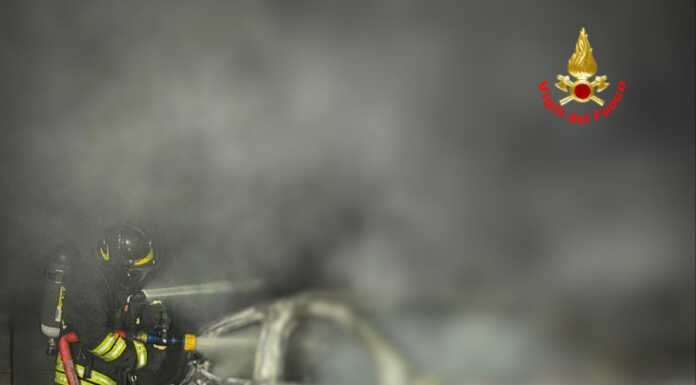 Oliveto Lario. Incendio auto nella notte, intervento dei Vigili del Fuoco