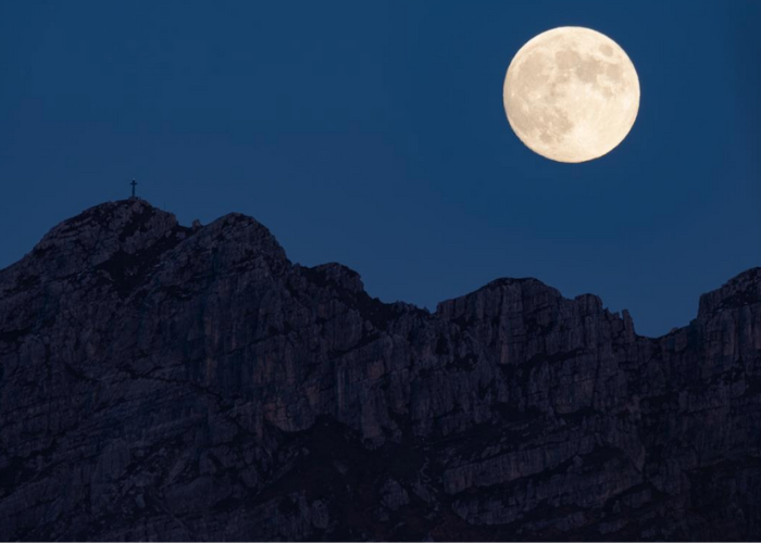 Foto di Matteo Magni, Verderio (LC) - Voti 30/40. Titolo: La luna sul Resegone dal Barro