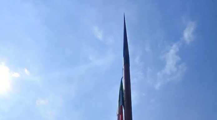 I pennoni portabandiera restaurati tornano in lungolago