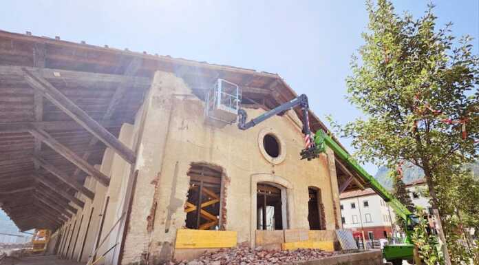 Lavori alla Piccola, iniziata la demolizione della facciata nord