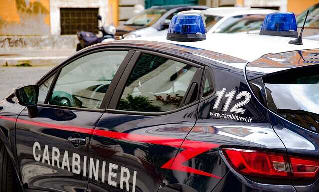 ‘Shopping’ clandestino in un negozio sportivo, due denunce per furto aggravato carabinieri