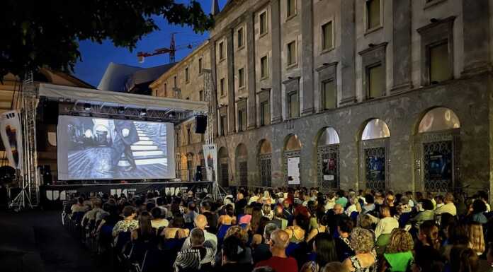 Si chiude ‘Ma che film la vita!’, 250 spettatori in piazza per ‘Povere creature’ ma che film la vita povere creature