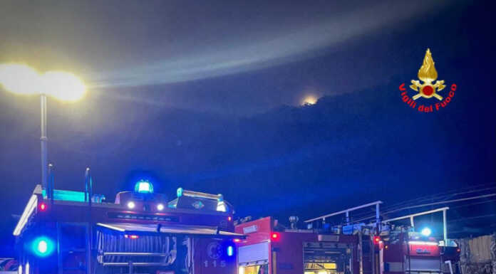 Santa Maria Hoe’. Principio d’incendio in una cartiera, debellato dai pompieri Principio incendio Santa Maria Hoe' Vigili del Fuoco