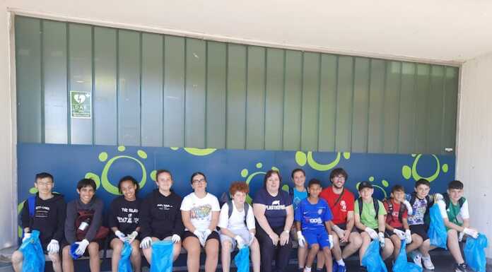 Giovani al lavoro con Plastic Free per ripulire la ciclabile di Rivabella pulizia plastic free