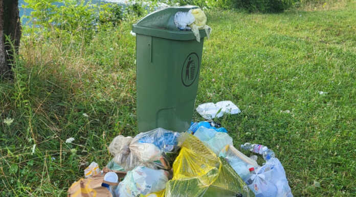 A Pescate invasione di turisti (e rifiuti), il sindaco De Capitani toglie i cestini Uno dei cestini fatti togliere dal sindaco di Pescate