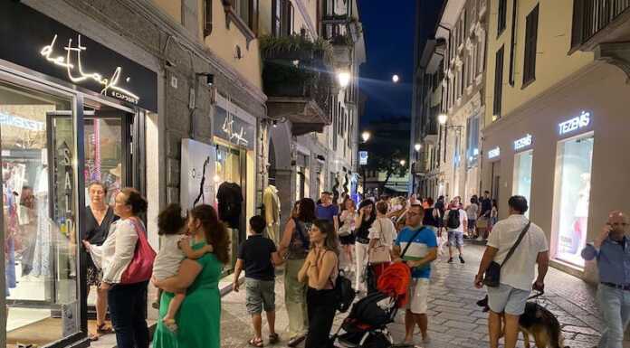Shopping di sera ‘conquista’ il centro, negozi aperti e tanti sconti shopping di sera 2024
