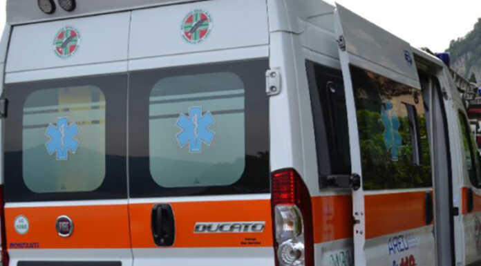 Auto esce di strada a Mandello, code lungo la Sp72 soccorso-alpini-mandello-ambulanza