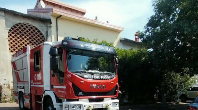 Cade dal tetto e finisce su un cancello, uomo muore a Brivio Vigili del Fuoco incidente Brivio uomo deceduto caduta tetto cancellata