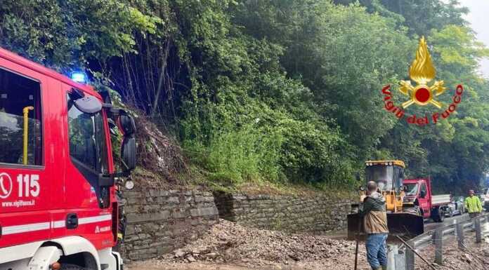 Oliveto Lario. Smottamento lungo la Sp583, intervento dei Vigili del Fuoco vigili del fuoco oliveto lario