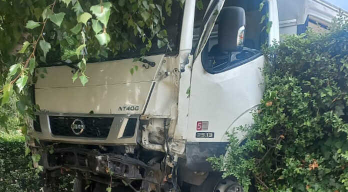 Airuno, il freno a mano non tiene: furgone percorre 200 metri senza autista e si schianta