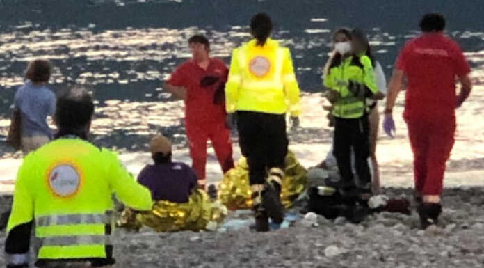 Bellano, si tuffano vicino alla foce del fiume e rischiano di annegare: salvati Bellano lago salvati turisti