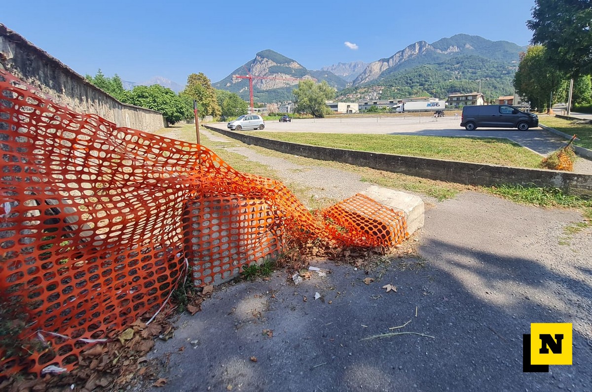 Il parcheggio di via Padri Serviti a Calolzio